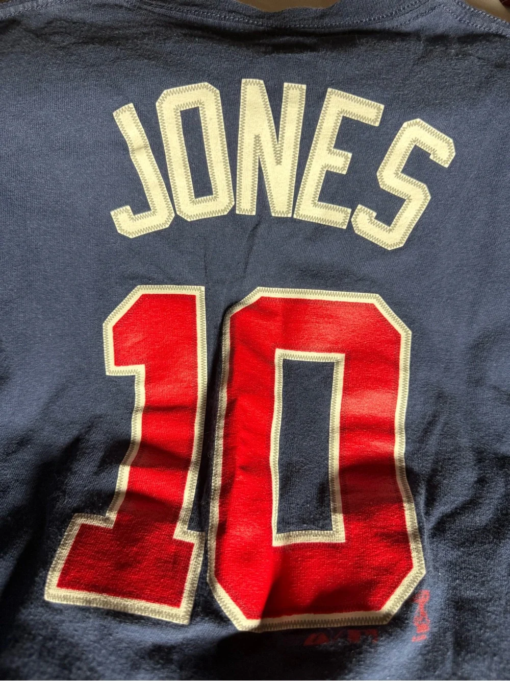 Atlanta Braves Kids Chipper Jones shirt with #10- youth small